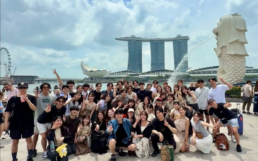 駒居康樹氏がLevelaのスタッフ50人とシンガポールを訪れた際のマリーナベイ・サンズ前の集合写真