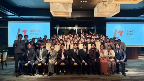 株式会社Levelaの3周年記念総会で渋谷の200坪オフィスに集まったスタッフの集合写真